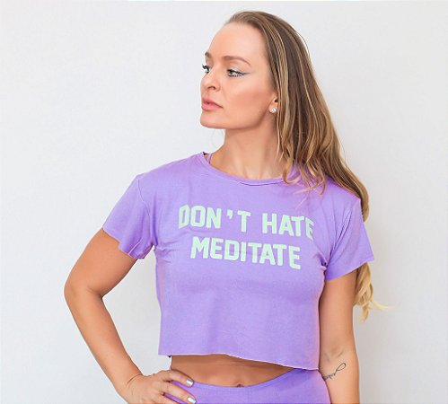 T-shirt Yoga Cropped Lilás Escuro - Don't hate Meditate