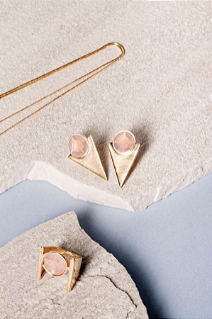 Brinco Rosa Triangular Ouro Fosco
