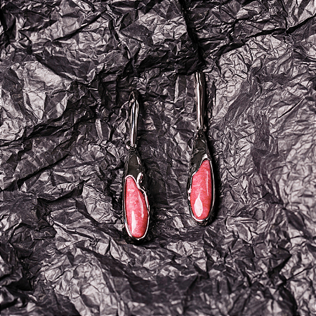 Brinco Negro Feldspato Vermelho
