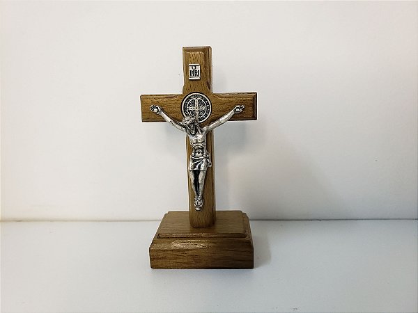 Crucifixo de mesa em madeira com Medalha de São Bento 7cm PV - 68411