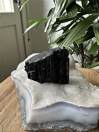 Turmalina Negra | Cristal de Limpeza, Proteção e Cura de Vícios