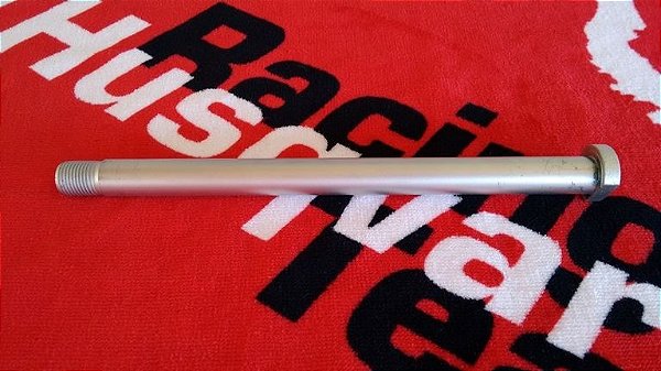 Eixo do garfo traseiro Husqvarna WR