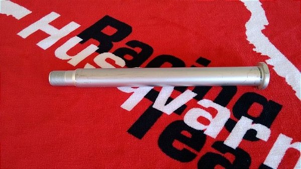 Eixo da roda traseira Husqvarna TE-TC