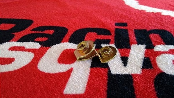 Plaqueta de fixar abas laterais do radiador Husqvarna WR-CR