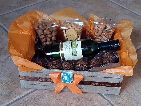 CESTA COM 6 BRIGADEIROS ZERO AÇÚCAR ,VINHO BRANCO E PETISCOS