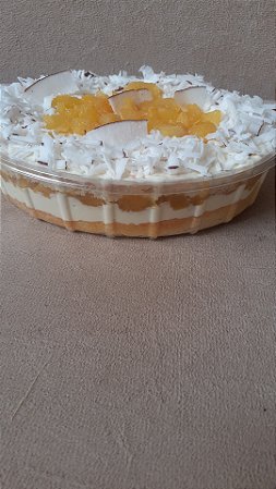 BOLO GELADO ABACAXI COM CÔCO-2lt serve 8 pesssoas