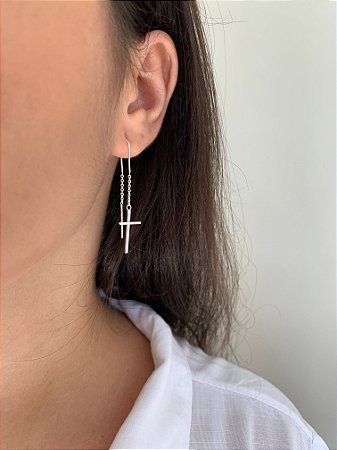 Brinco passante corrente e cruz em Prata 925