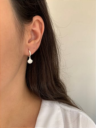 Argolinha com pingente de concha em Prata 925