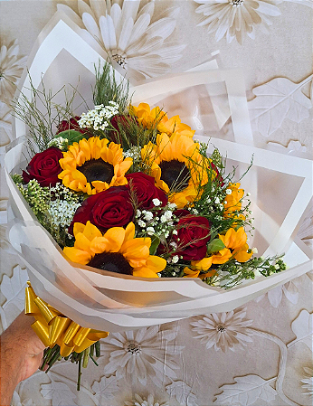 Buque de Rosas com Girassóis