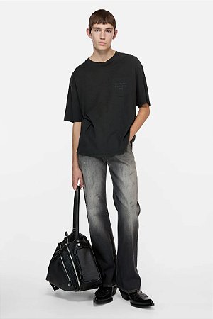 Acne Studios Camiseta Logo Print com Bolso Preta