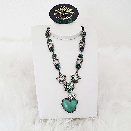 Colar com Coração Estilizado e Trabalhado com Cristais e Strass em Tons de Verde