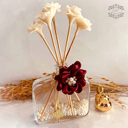 Difusor de Aromas em Vidro Retangular Transparente Decorado com Pérolas e Flor de Cetim Vinho