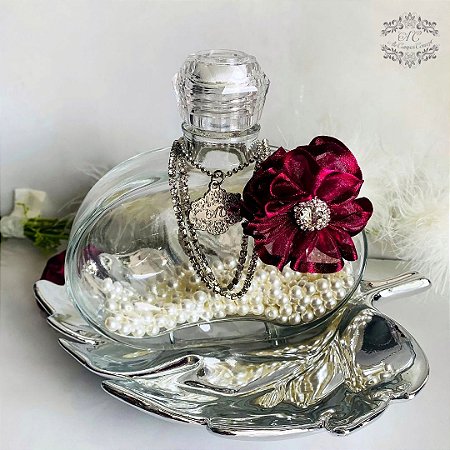 Difusor de Aromas em Vidro Retangular Transparente Decorado com Pérolas e Flor de Organza Vinho e Detalhes na cor Prata