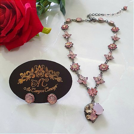 Conjunto de Colar e Brincos Cravejado em Cristais em Tons de Rosa