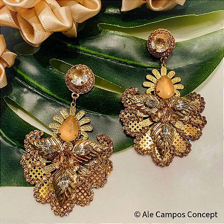 Brinco Grande Dourado com Detalhes Vazados e Cristais em Tons de Caramelo