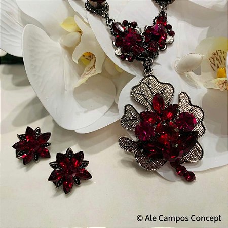 Conjunto de Colar e Brincos Cravejados em Cristais Pink e Vermelhos