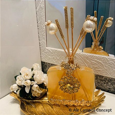 Conjunto de Difusor de Aromas em Vidro Decorado com Cristais e Flores Douradas e Varetas Luxuosas