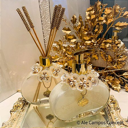 Difusor de Aromas ou Sabonete Líquido em Vidro Luxuosos Arredondado Trabalhado com Flores com Detalhes de Pérolas e Strass
