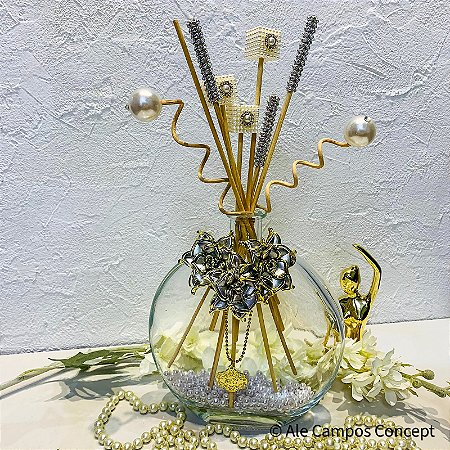 Difusor de Aromas em Vidro Redondo Decorado com Flores Cinza e Dourado e Varetas Luxuosas