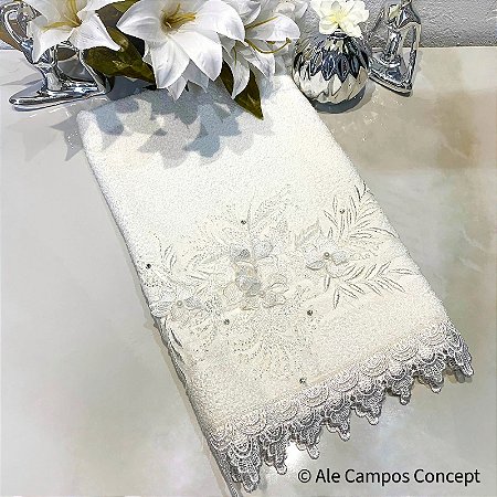 Toalha de Lavabo Branca Trabalhada com Flores Brancas, Detalhes em Pérolas e Strass, e Barrado Trabalhado