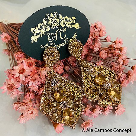 Brinco Grande Dourado com Detalhes Vazados e Cristais em Tons de Rose e Caramelo