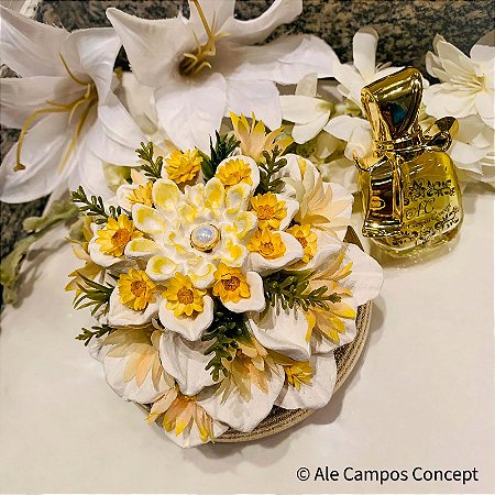 Flor Aromática Decorada com Detalhes em Amarelo