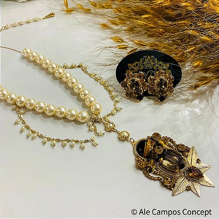 Conjunto Dourado Sofisticado com Pérolas e Cristais em Tons de Marrom e Fumê
