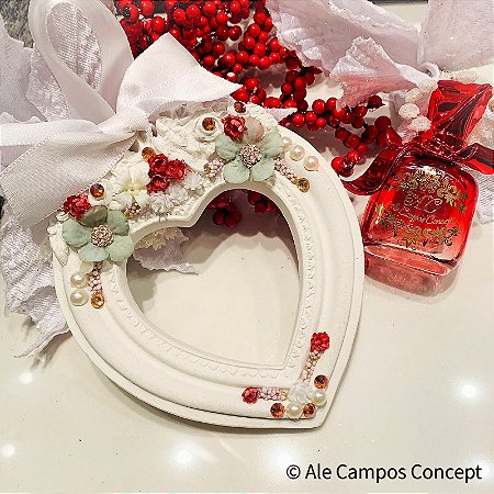 Medalha Aromática em Coração Vazado Decorado com Flores e Borrifador Cromado