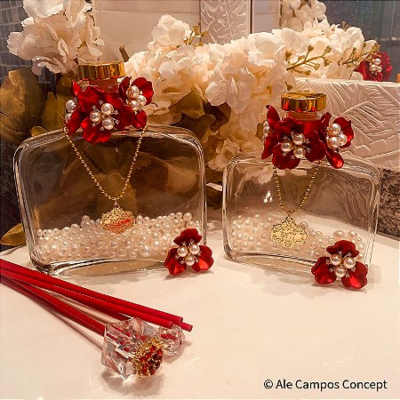Difusor de Aromas em Vidro Retangular Transparente Decorado com Flores Vermelhas e Detalhes em Pérolas