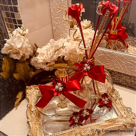 Difusor de Aromas ou Sabonete Líquido em Vidro Luxuosos Arredondado Decorados com Flores Vermelhas e Detalhes em Pérolas e Strass