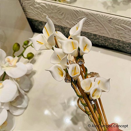 Conjunto de Varetas Decorativas com Mini Copos de Leite, Cubos Estilizados e Detalhes em Pérolas e Cristais