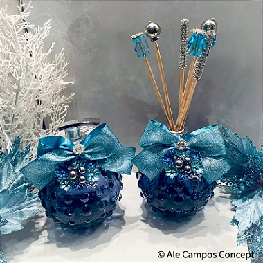 Conjunto de Sabonete Líquido e Difusor de Aromas em Vidro Azul Decorados com Laço Azul e Flores e Varetas Decorativas