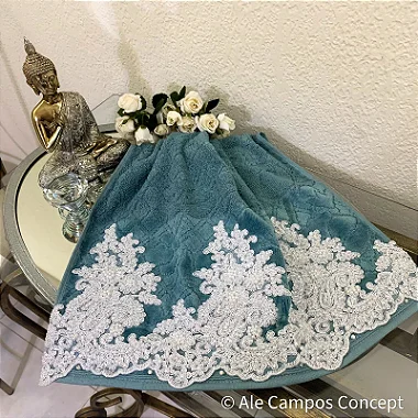 Toalha de Lavabo Verde Água com Bordado Branco e Detalhes em Pérola