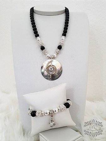 Conjunto de Colar e Pulseira em Ágatas Negras Folheado a Prata e Pingente em Madrepérola