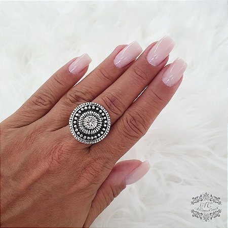 Anel Ajustável Redondo com Aro de Metal e Banho Prata e Strass Cristal