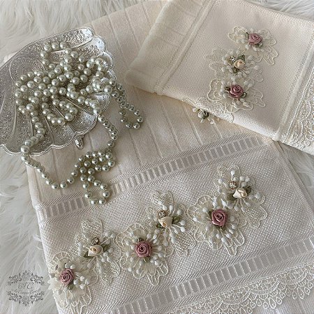 Conjunto de Toalhas de Mão e Lavabo Bege com Renda Trabalhada e Mini Flores