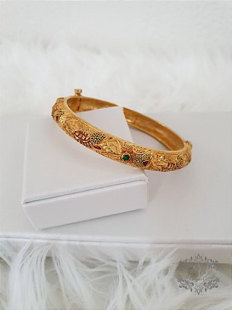Bracelete Dourado Trabalhado e Cravejado com Cristais Coloridos