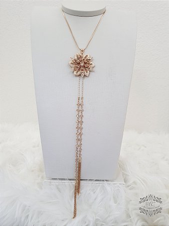 Colar Dourado com Flor Central Cravejada e 2 Fios de Cristal Pendurado - Detalhes em Tons de Salmão