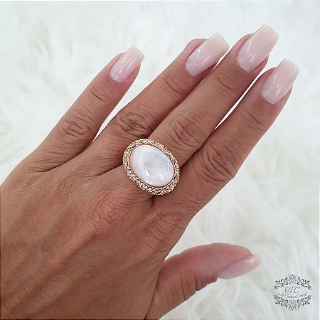 Anel Ajustável em Banho Rosé com Pedra Oval Branco Opaline e Cravejado em Mini Cristais