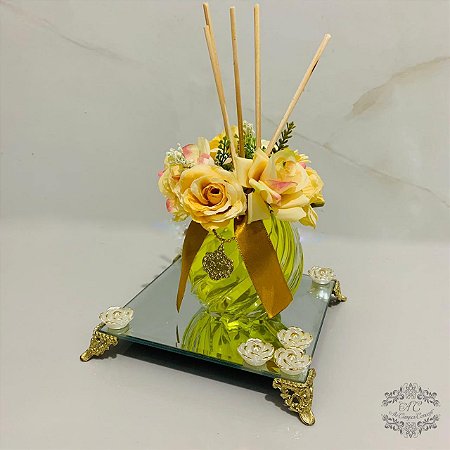 Difusor de Aromas em Vidro Redondo Espiral Trabalhado com Flores em Tons de Rosa e Amarelo