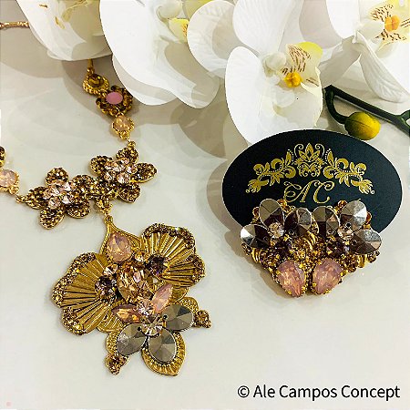 Conjunto de Colar e Brincos Dourados e Cravejados com Strass e Cristais