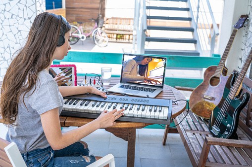 Professora Lily Aulas Personalizadas de Piano e Teclado para todas