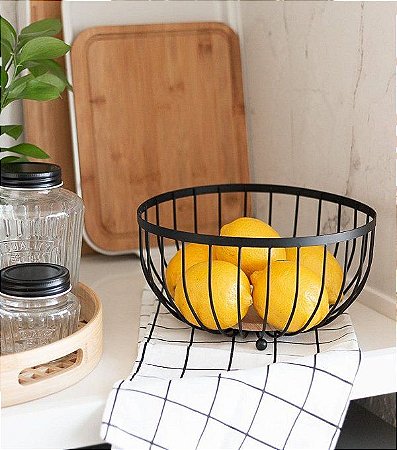 Fruteira Redonda de Metal Preto com Fundo de Madeira e Pé