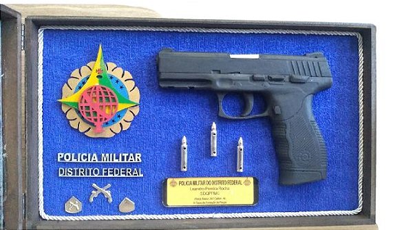 MOLDURA COM PISTOLA EM RESINA