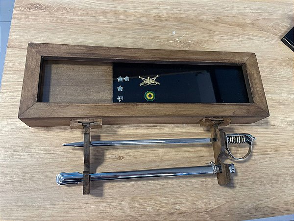 EXPOSITOR DE MEDALHAS COM SUPORTE PARA MINI ESPADA ( COM MINI ESPADA)