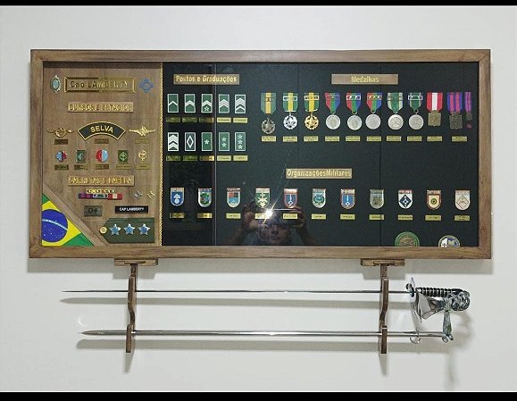 MOLDURA PORTA MEDALHAS COM SUPORTE DE ESPADAS (100X50CM)