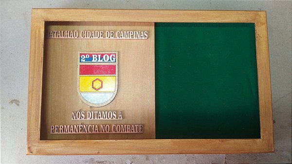 MOLDURA PORTA MEDALHA COM OM