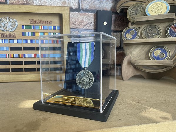 Expositor de Medalha com cúpula de acrílico