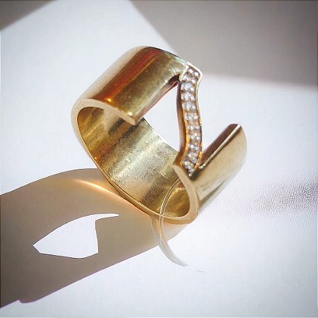 Anel dourado com fio de cristais