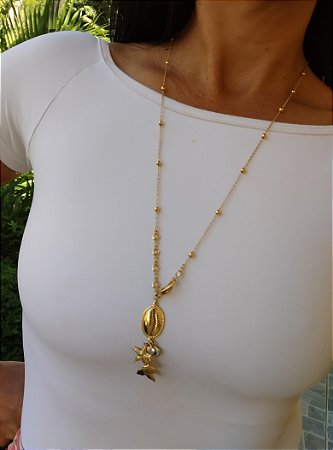 Colar longo de bolinhas e cristais com berloques